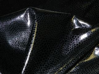 Lackstoff Schlangenmuster schwarz